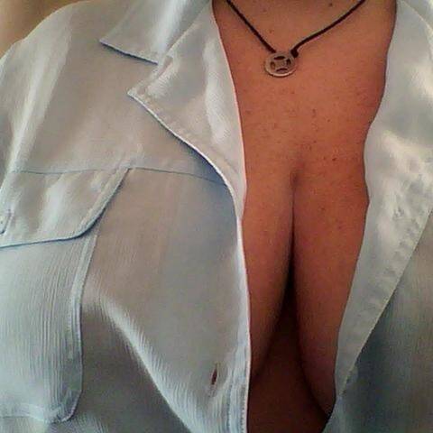 camicia azzurra aperta